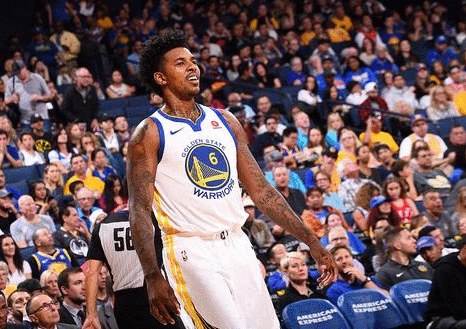 曼联发布年终大合影，眼尖球迷发现谢什科像是被P上去的（曼联晒年终合照，细心球迷称谢什科疑似后期拼接）