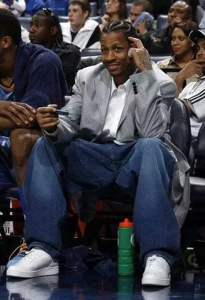 因排名垫底多名球员家人遭死亡威胁，佛罗伦萨官方表示谴责（球队垫底致多名球员家属遭死亡威胁，佛罗伦萨俱乐部发声谴责）