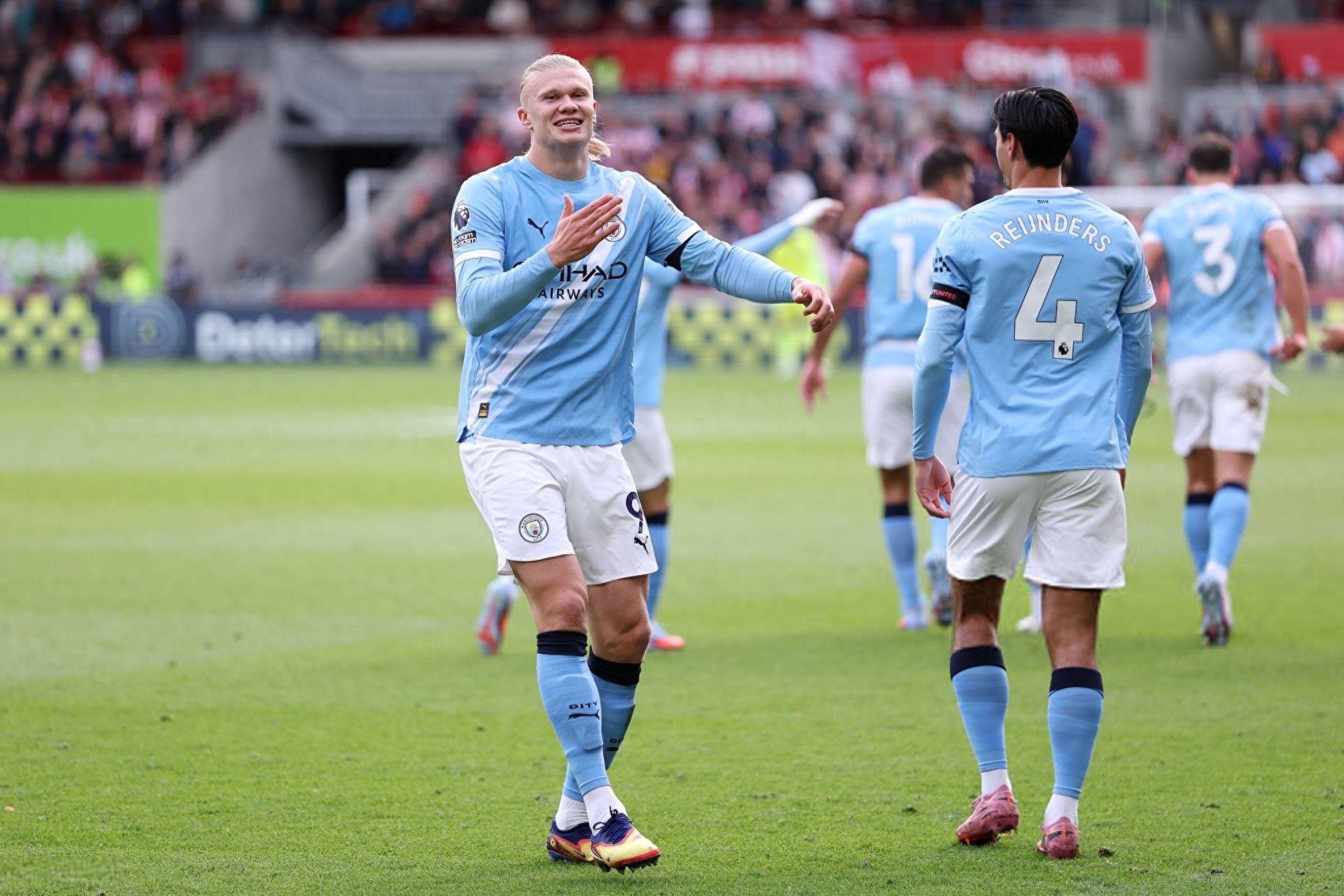 米切尔突破分球，展现卓越传球技巧（米切尔突破后精准分球，尽显精湛传球水平）