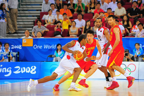 曼联客场不败创英超最长纪录，B费贡献2球1助攻，但防守漏洞明显，积分排名靠后。（曼联客场不败登顶英超纪录，B费2球1助抢眼，防守短板凸显、积分仍靠后）