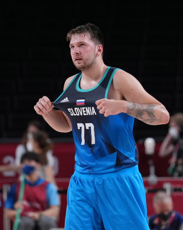 勇士圣诞互动库明加送队友上场时间，波杰姆斯基赠库里高尔夫之旅（勇士队圣诞互赠礼：库明加给队友“上场时间”，波杰姆斯基送库里高尔夫之行）