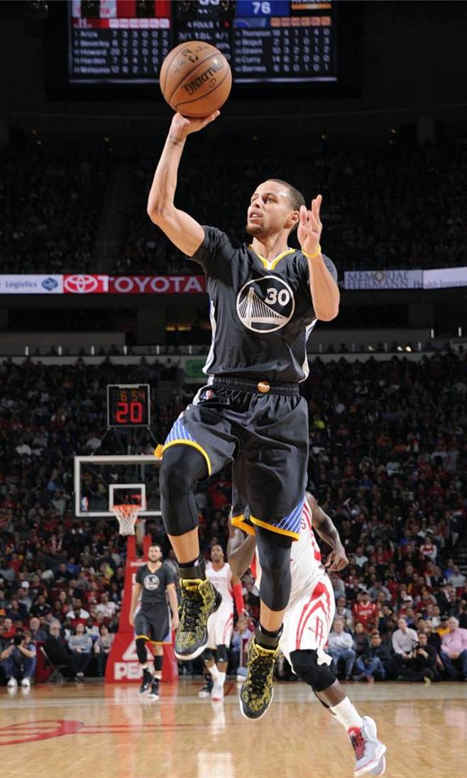 拉菲尼亚替补，弗里克：他没事，但我们也必须照顾好他（弗里克谈拉菲尼亚未首发：状态无碍，但仍需保护）