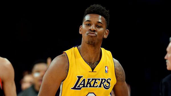 沙漠之鹰！贝林厄姆社媒晒沙特度假之行与雄鹰合影（贝林厄姆沙特度假：社媒晒与雄鹰同框，尽享沙漠风情）