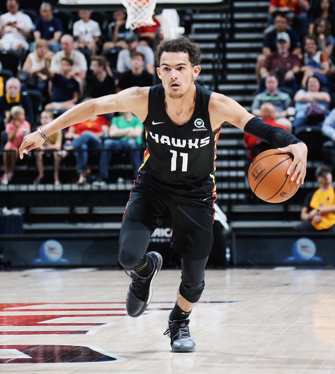 吉鲁帽子戏法助阿森纳3-0胜奥林匹亚科斯晋级欧冠16强（吉鲁上演帽子戏法，阿森纳3-0击败奥林匹亚科斯挺进欧冠16强）