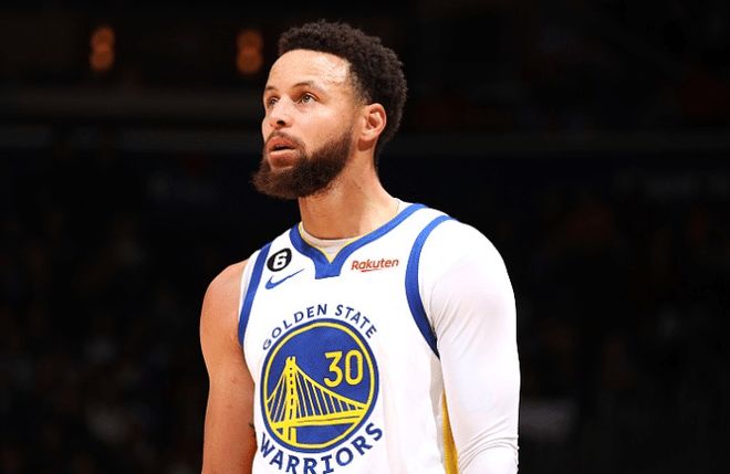 唐斯向伍兹求婚成功！未婚妻秀大钻戒 两人相恋5年终成眷属（唐斯成功求婚伍兹，未婚妻晒大钻戒，五年恋情终成正果）