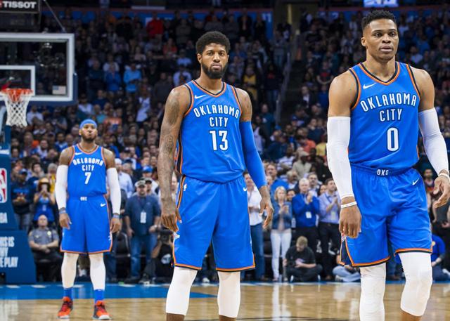 给爷整笑了，曼奇尼假意亲吻布鲁马多，将布鲁马多逗笑（这一幕笑翻了：曼奇尼作势亲吻布鲁马多，逗得对方当场大笑）