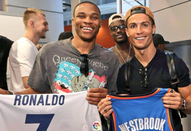 官方：湖火圣诞大战 詹姆斯与杜兰特将创造历史得分最高的对决！（官宣：湖火圣诞夜对决，詹姆斯与杜兰特或上演史上最高得分之战）