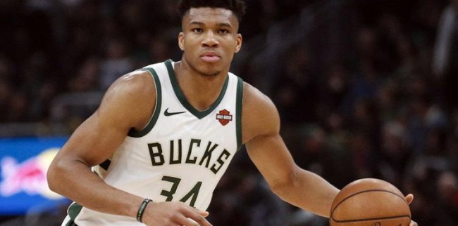 国安球员列队欢迎两位久违强援入队，中超金靴意外领衔，值得期待（两位久违强援归队获国安将士列队相迎，中超金靴意外打头阵，看点十足）