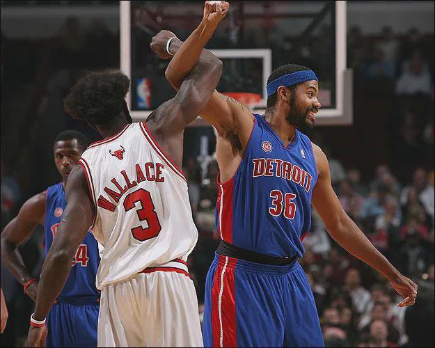 圣诞大战上演神仙打架！华子砍44+6+极限绝平，约基奇轰56+16+15比赛回顾：爱德华兹化身乔丹约基奇统治进攻端（圣诞夜巅峰之战：爱德华兹化身乔丹44+6压哨绝平，约基奇56+16+15统治进攻端）