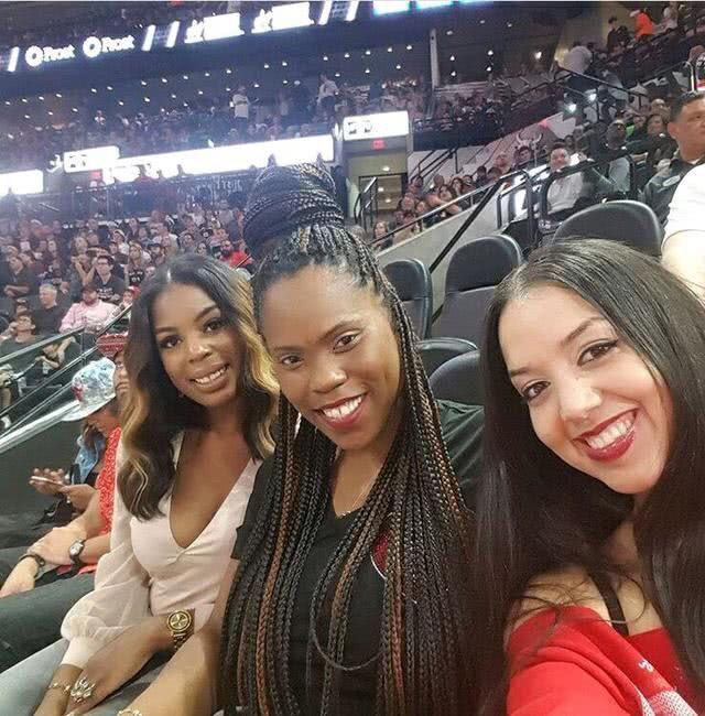 杜兰特全面爆发，首节便展现统治力（杜兰特火力全开，首节就掌控局势）