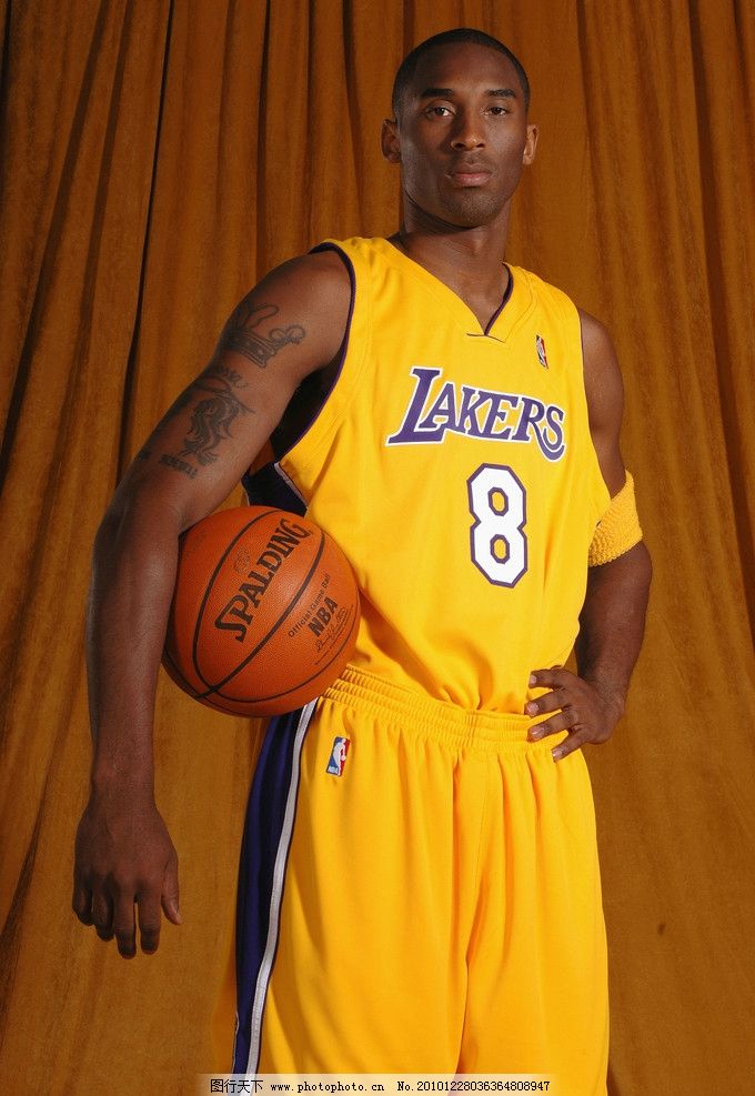 芒特：有一次赖斯躲在床底想要吓我，但他不小心露出了马脚（芒特回忆：赖斯曾躲床底想吓我，却不慎露馅）