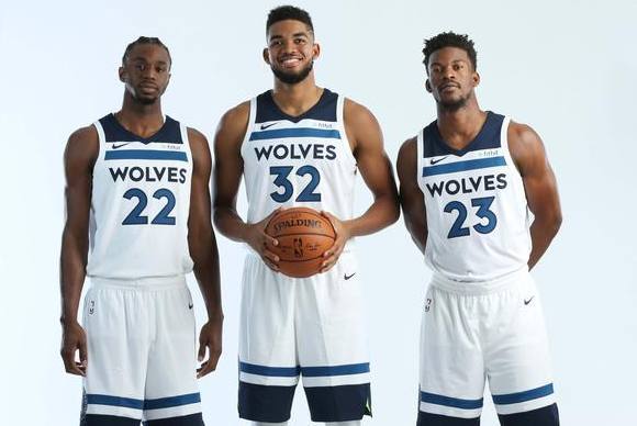 雄鹿猛攻内线拿下硬仗（雄鹿内线强攻，苦战告捷）