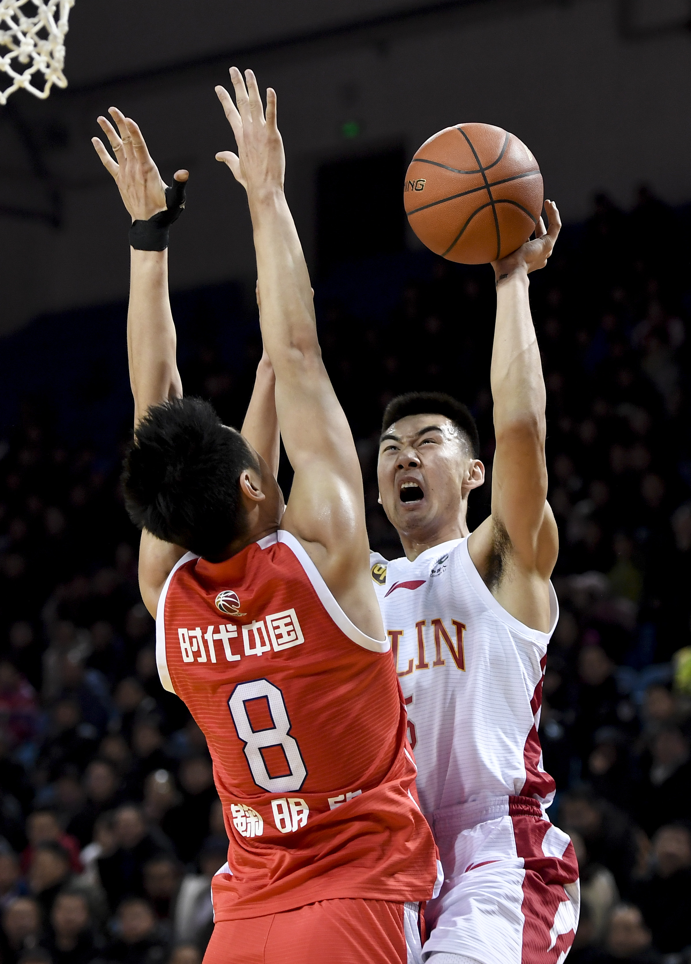 詹姆斯关键时刻爆发，最后4分钟连得10分（詹姆斯在关键时刻接管比赛，末段4分钟连砍10分）